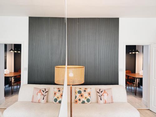 ウォリントンにあるBee Stays - Pickmere Houseのリビングルーム(ベッド2台、ランプ付)