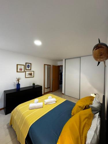 a bedroom with a bed with two towels on it at Vila do Ilhéu in Vila Franca do Campo