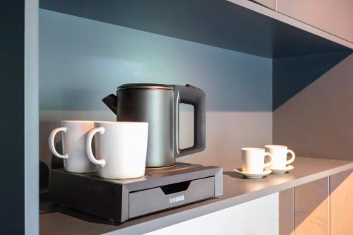 Comodidades para preparar café e chá em Ginger Cabins