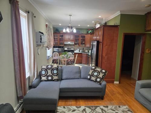 a living room with a couch and a kitchen at Cozy in Guttenberg