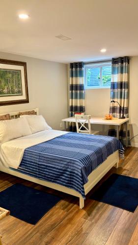 een slaapkamer met een bed, een bureau en een raam bij Private Apartment Where Remote Work Meets Real Comfort in Oakville