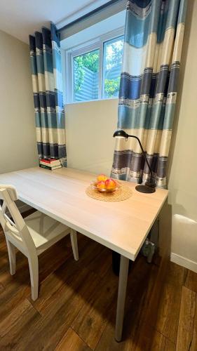 een tafel met een lamp en een fruitschaal erop bij Private Apartment Where Remote Work Meets Real Comfort in Oakville