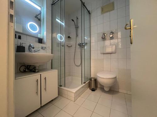 Un baño con ducha, lavabo e inodoro. en ciao-aschau Haus zur Burg Ap311, en Aschau im Chiemgau