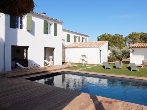 une villa avec piscine devant une maison dans l'établissement Somptueuse villa 9 chambres et sa piscine privé - 100 m de la plage, à La Couarde-sur-Mer