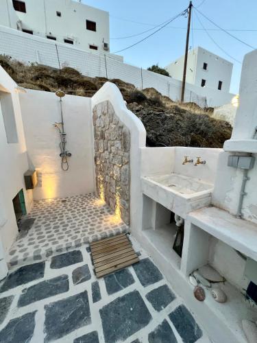 une salle de bain blanche avec un lavabo et un lavabo dans l'établissement GiSt, à Livadi Astypalaias