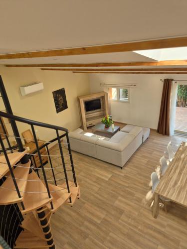 un salon avec un canapé et une table dans l'établissement Le Gîte du Parc, à Roubia