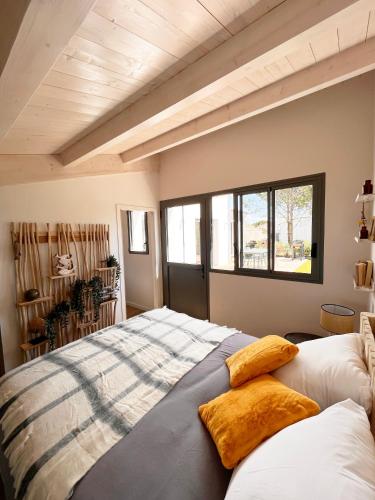 une chambre avec un lit avec deux oreillers dessus dans l'établissement Somptueuse villa 9 chambres et sa piscine privé - 100 m de la plage, à La Couarde-sur-Mer