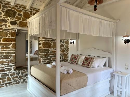 a bedroom with a bed in a room at Rodakas Rooms-Glikeria in LivadhokhÃ³rion