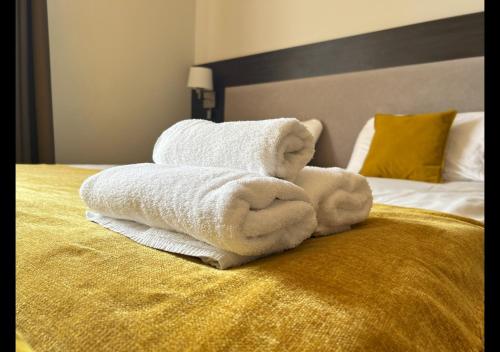 Una pila de toallas encima de una cama en London Central Studio Apartment, en Londres