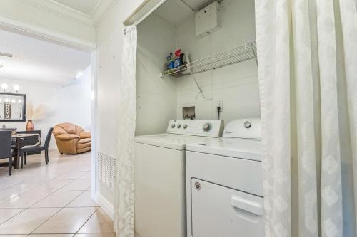 a kitchen with a washer and dryer in a room at NEW Pool Home with King Bed Mins to Hospital and Beach in Fort Lauderdale