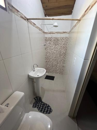 Bilik mandi di Suítes Caminho das Garças