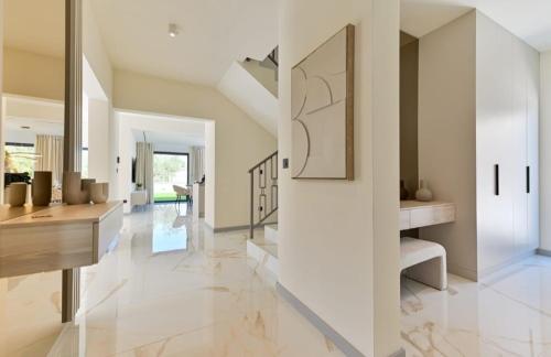 een hal van een huis met een eetkamer en woonkamer bij Villa Perla auf Ciovo in Slatine