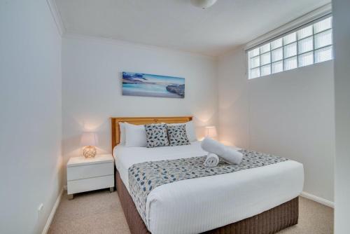 Cama o camas de una habitación en Grand Palais Boolarong Beachside Apartments