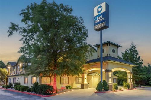 a building with a sign in front of it at Best Western Parsons Inn in Parsons