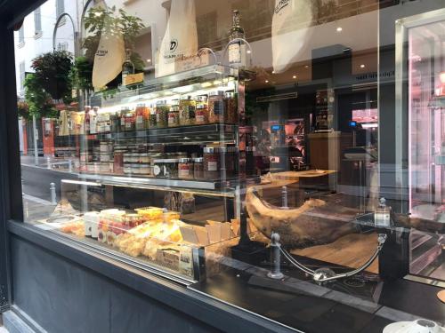 une fenêtre d'affichage d'un magasin contenant de la nourriture dans l'établissement La petite oasis, newly renovated, à Toulon