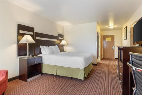 Ένα ή περισσότερα κρεβάτια σε δωμάτιο στο Best Western Parsons Inn