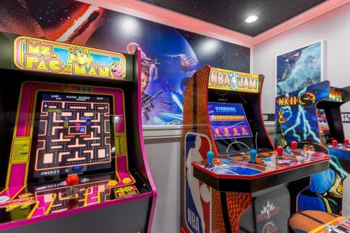 5BR Getaway with Pool Arcade Games and Resort Access photo 5