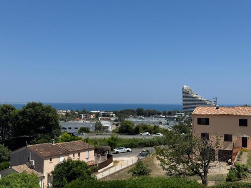 une vue depuis le toit d'un immeuble dans l'établissement Les Cigales - Easy Home Booking, à Villeneuve-Loubet