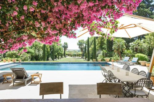 Elegant Retreat With Pool Near Mediterranean Coast