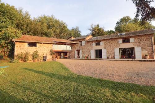 RégniéにあるFamily Home In The Heart Of Beaujolaisの大きなレンガ造りの家