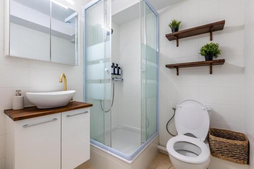 een badkamer met toilet en glazen douche bij Séjour charmant à L'Écrin du Lez in Castelnau-le-Lez