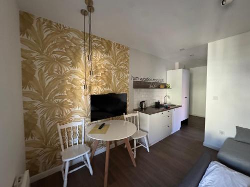 TV a/nebo společenská místnost v ubytování Moms house
