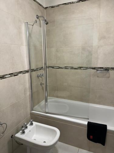 een badkamer met een douche, een toilet en een wastafel bij Antártida Argentina 63 in Ushuaia