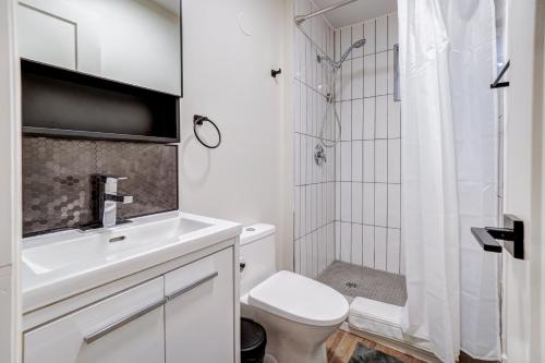 un bagno bianco con wc e doccia di Adrian's Suites 1bedroom Junior Suite a Wasaga Beach