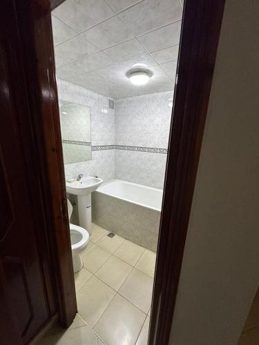 Un baño con bañera, inodoro y lavabo. en Residence Alfassi, en Fez