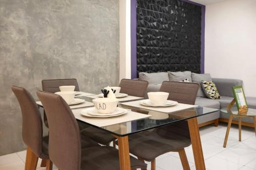 a dining room with a table and a couch at Lolas house in Ciudad del Carmen