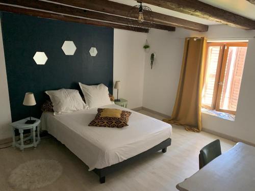 - une chambre avec un grand lit blanc et un mur vert dans l'établissement Charming and spacious house, à Pexonne