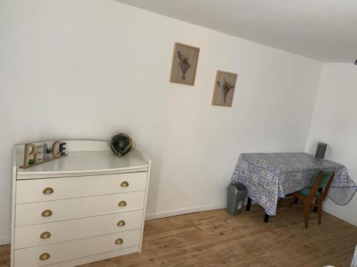 une chambre avec une commode et une table avec une commode dans l'établissement Charming and spacious house, à Pexonne