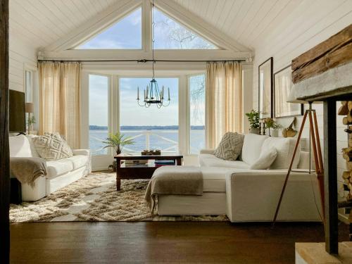Khu vực ghế ngồi tại Modern Archipelago Island House With Private Beach
