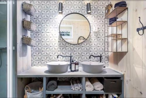 ein Badezimmer mit zwei Waschbecken und einem Spiegel in der Unterkunft Lakeside Cabin Near Sjusjøen And Lillehammer in Mesnali