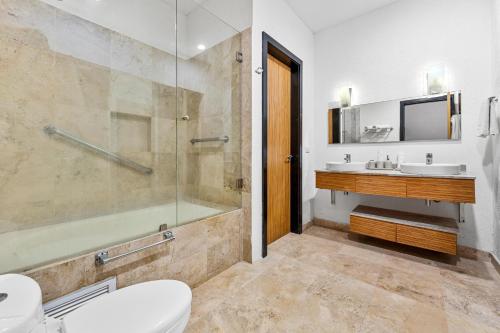 Un baño con ducha, lavabo e inodoro. en Villa Alhelí, Oceanview Escape with Private Pool, en Sayulita