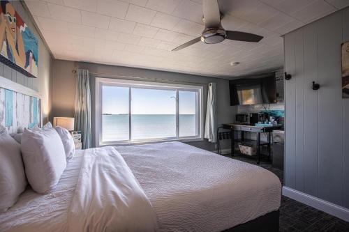 Ένα ή περισσότερα κρεβάτια σε δωμάτιο στο Beachfront Inn