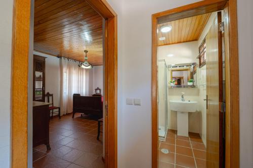einen Flur mit Bad und Waschbecken in der Unterkunft Maria Felícia Village in Castelo de Paiva
