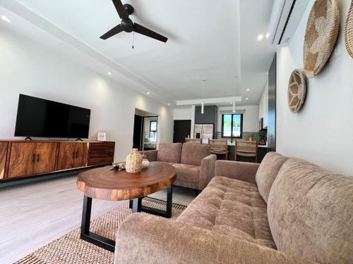 Μια τηλεόραση ή/και κέντρο ψυχαγωγίας στο Grandy Oasis Villa With Private Pool