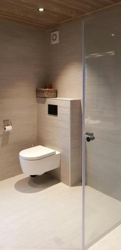 Bilik mandi di Large Cabin With Jacuzzi And View Of Lake Mjøsa