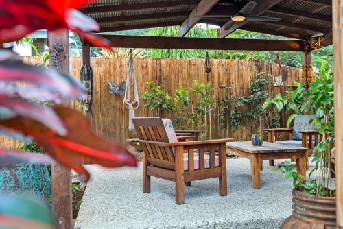 Zahrada ubytování Tropicana Cottage - Eclectic Poolside Haven near CBD