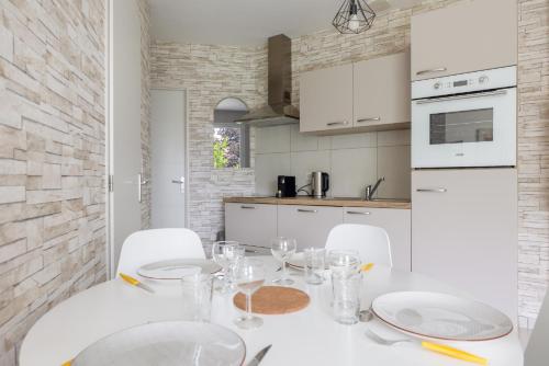 アルビにあるEntre gare et Vieux Centreの白いキッチン(白いテーブル、白い椅子付)