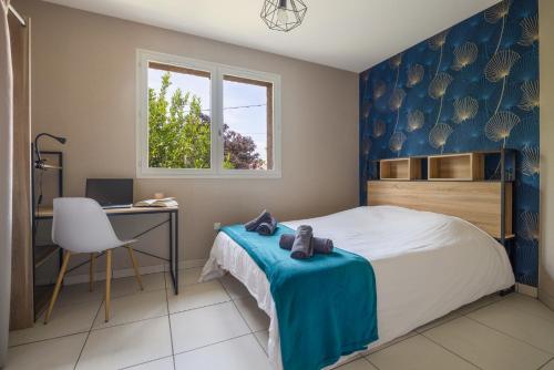 アルビにあるEntre gare et Vieux Centreのベッドと机と椅子のある寝室