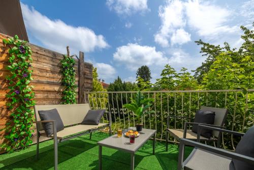 un patio avec des chaises et une table et une clôture dans l'établissement Entre gare et Vieux Centre, à Albi