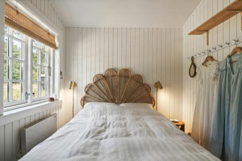 En eller flere senge i et værelse på Cozy Summerhouse On Bornholm