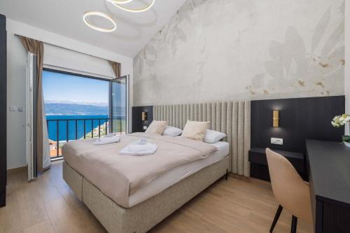 ein Schlafzimmer mit einem großen Bett mit einem großen Fenster in der Unterkunft Holiday house with a swimming pool Vrbnik, Krk - 24526 in Vrbnik