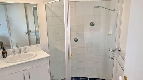 un baño con lavabo y ducha en Milo's at the Bay by Experience Jervis Bay, en Vincentia