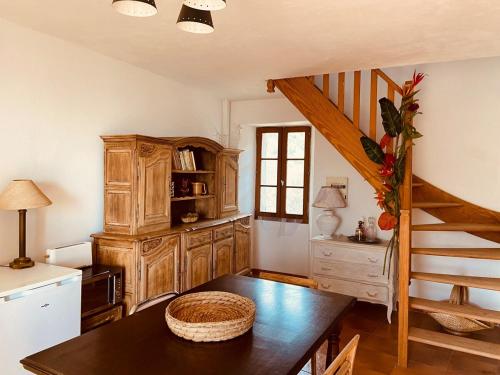 un salon avec une table et un escalier dans l'établissement Village, à San-Nicolao