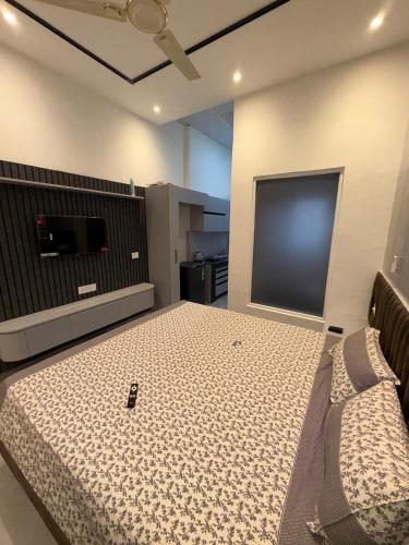 Una televisión o centro de entretenimiento en Luxurious and private studio apartment-Gaur Mall