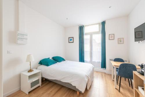 une chambre avec un lit, un bureau et une fenêtre dans l'établissement Studio lumineux et confortable Proche Douai Centre, à Douai