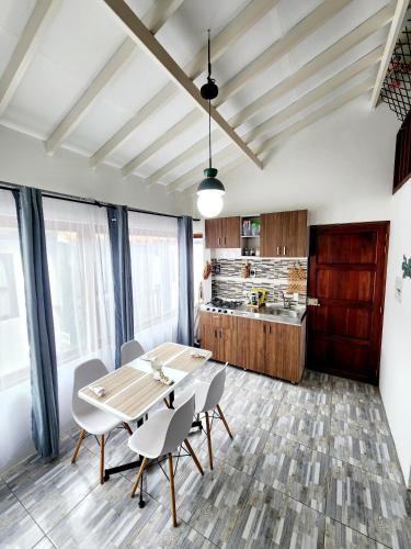 a kitchen and dining room with a table and chairs at Apartaestudio De La Villa in Villa de Leyva
